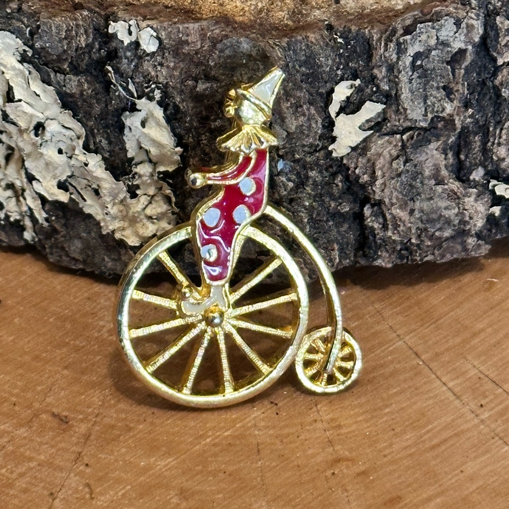 Vintage unbranded clown brooch